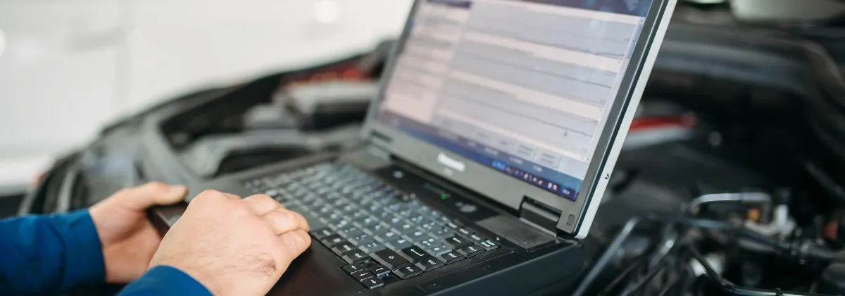 check up auto addetto revisioni