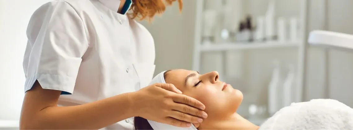 estetista fa un massaggio facciale ad una cliente